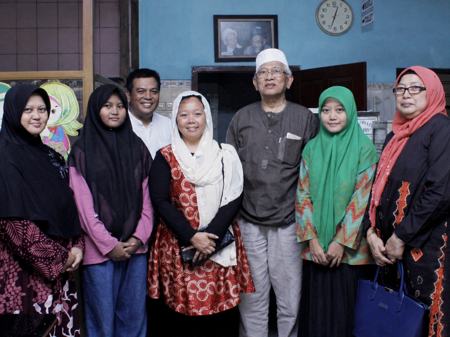 KH. Mustofa Bisri menikmati sate