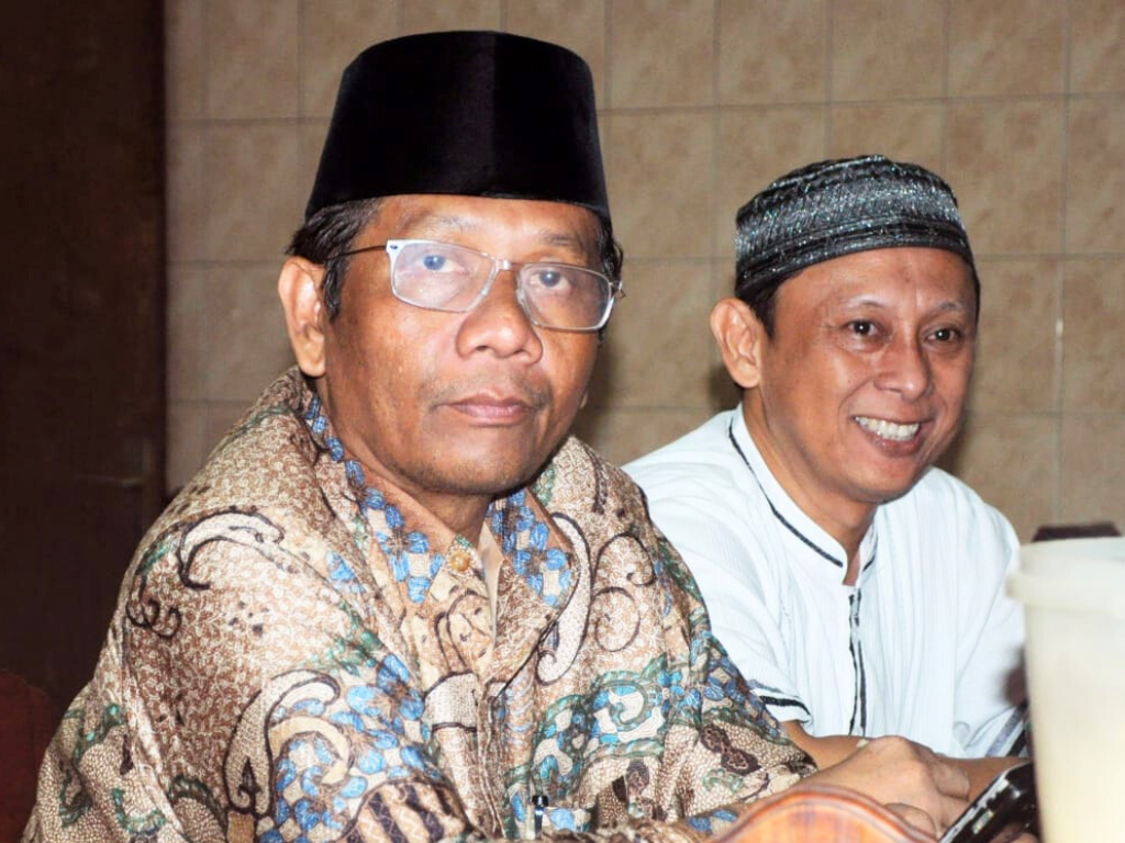 Mahfud MD menikmati sate