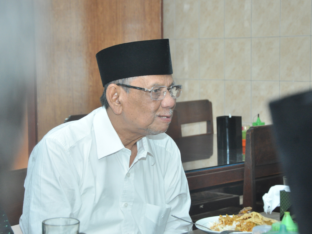 KH. Hasyim Muzadi menikmati sate