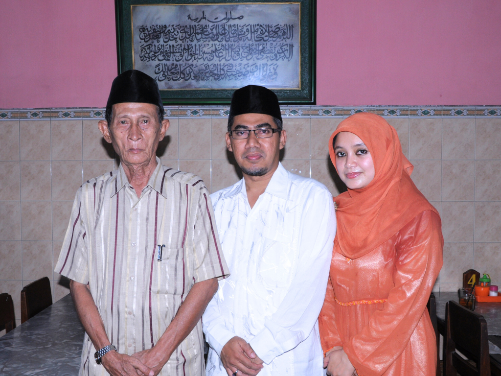 KH. Ishaq Latief & KH. Ridho Amir beserta Istri menikmati sate