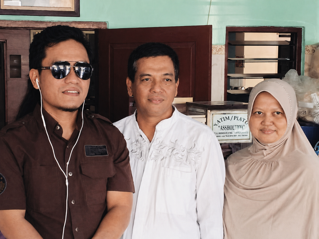 Gus Miftah menikmati sate