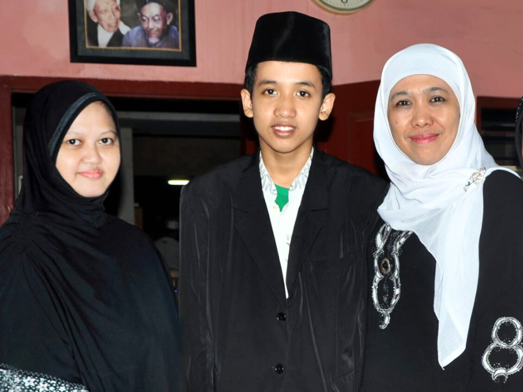 Khofifah Indar Parawansa beserta Putra menikmati sate