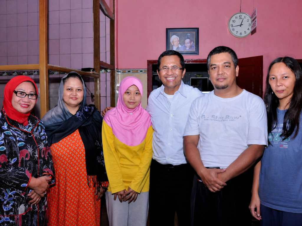 Dahlan Iskan beserta Istri menikmati sate