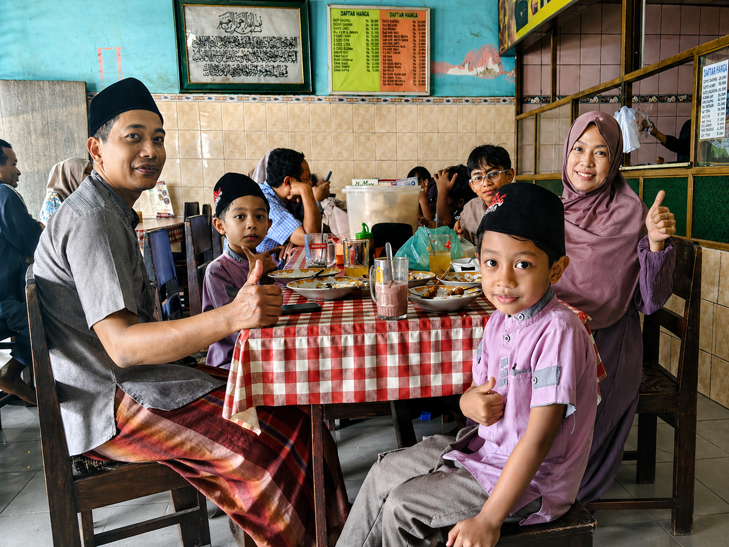 Keluarga makan bersama di warung